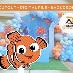 Puede incluir: Un recorte de un pez payaso de dibujos animados naranja con rayas blancas y negras, sonriendo. El fondo presenta un telón de fondo azul con otros peces de dibujos animados, globos y el texto "I am One". La parte superior de la imagen dice "CUTOUT - DIGITAL FILE - BACKDROP".