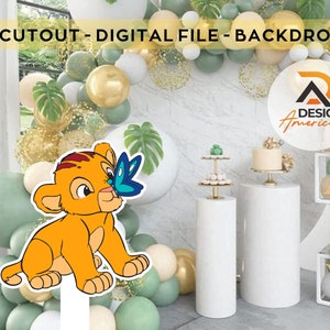 Può includere: Un file digitale per uno sfondo di festa a tema Il Re Leone. Lo sfondo presenta un cucciolo di leone dei cartoni animati con una farfalla, palloncini verdi e dorati e un porta torta bianco con una torta sopra. Il testo "CUT OUT - DIGITAL FILE - BACKDROP" è in alto nell'immagine. Il testo "DESIGN" è in un cerchio con una "A" stilizzata al centro. Il testo "America" è sotto il cerchio.