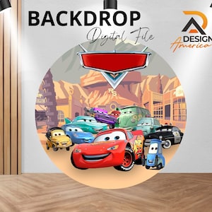 Op de afbeelding: Een digitale achtergrond met een cirkelvormig ontwerp met een cartoon-stad en een groep auto's uit de Cars-filmfranchise. De achtergrond is in tinten oranje, geel, rood, blauw en groen.
