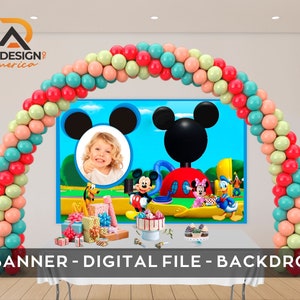 Peut inclure: Une toile de fond de f&ecirc;te sur le th&egrave;me de Mickey Mouse avec une arche de ballons dans les tons rouge, vert et p&ecirc;che. La toile de fond pr&eacute;sente une image de dessin anim&eacute; de Mickey Mouse, Minnie Mouse, Donald Duck et Dingo. Le texte "BANNER - DIGITAL FILE - BACKDROP" est imprim&eacute; en bas de l'image.