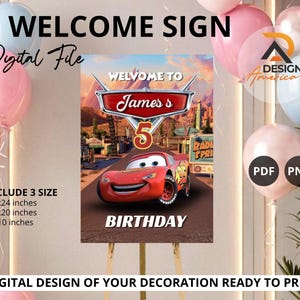 Puede incluir: Un cartel de bienvenida rectangular para cumpleaños con un coche de carreras rojo sobre un fondo de carretera desértica. El texto dice WELCOME TO James's 5 BIRTHDAY. El diseño incluye un emblema metálico, paisaje desértico y tamaños disponibles de 46x61, 41x51 y 20x25 cm.