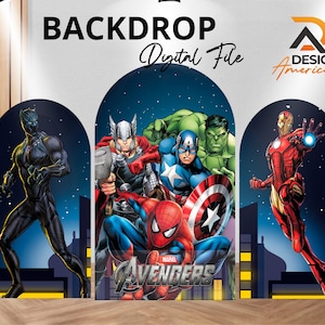 Puede incluir: Un archivo de fondo digital con tres paneles arqueados con personajes de los Vengadores de Marvel. El panel izquierdo muestra a Black Panther, el central a Thor, Capitán América, Hulk y Spider-Man, y el derecho a Iron Man.