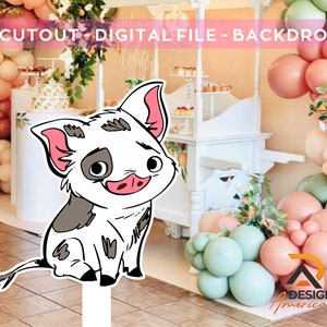 Puede incluir: Un archivo digital recortado de un cerdo de dibujos animados con pelaje blanco, manchas negras y orejas y nariz rosadas. El cerdo está sentado en un soporte blanco. El fondo es una imagen borrosa de una fiesta con globos y una mesa de postres.