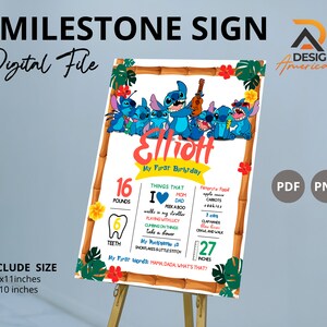 Op de afbeelding: Een afdrukbaar mijlpaalbord met een blauw Stitch-personage uit de Disney-film Lilo & Stitch. Het bord is versierd met tropische bladeren en bloemen. Het bevat een checklist met dingen die de baby kan doen, zoals rollen, zitten en lopen. Het bord bevat ook de naam van de baby, zijn gewicht, zijn lengte en zijn leeftijd. Het bord is verkrijgbaar in twee maten: 35,56 cm x 27,94 cm en 20,32 cm x 25,4 cm.