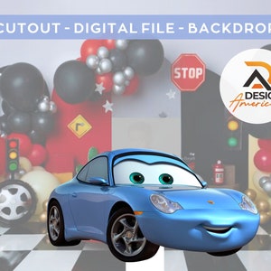 Puede incluir: Un coche de dibujos animados azul con una cara sonriente, ojos grandes y una señal de stop roja en el fondo. El coche está sobre un suelo de ajedrez negro y blanco. El fondo está decorado con globos rojos, negros, blancos y plateados.
