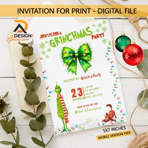 Puede incluir: Una invitación a la fiesta de Grinchmas con un lazo verde, el personaje de Grinch y Max el perro. La invitación mide 12,7 x 17,8 cm e incluye detalles de la fiesta. El texto dice "INVITACIÓN PARA IMPRIMIR - ARCHIVO DIGITAL".