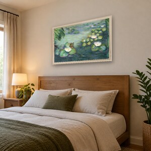 K&ouml;nnte beinhalten: Ein rechteckiger gerahmter Wandkunstdruck, der eine Teichszene mit wei&szlig;en Seerosen, gr&uuml;nen Seerosenbl&auml;ttern und einem kleinen Schmetterling zeigt, im impressionistischen Stil mit sichtbaren Pinselstrichen in Gr&uuml;n-, Blau- und Wei&szlig;t&ouml;nen.
