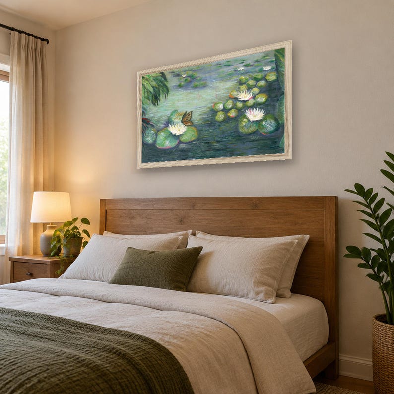 K&ouml;nnte beinhalten: Ein rechteckiger gerahmter Wandkunstdruck, der eine Teichszene mit wei&szlig;en Seerosen, gr&uuml;nen Seerosenbl&auml;ttern und einem kleinen Schmetterling zeigt, im impressionistischen Stil mit sichtbaren Pinselstrichen in Gr&uuml;n-, Blau- und Wei&szlig;t&ouml;nen.