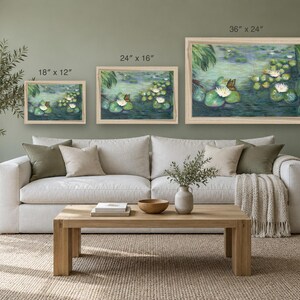 K&ouml;nnte beinhalten: Drei gerahmte Landschaftsdrucke mit Seerosen auf einem Teich in den Gr&ouml;&szlig;en 46 x 30 cm, 61 x 41 cm und 91 x 61 cm. Das Kunstwerk zeigt gr&uuml;ne Seerosenbl&auml;tter und wei&szlig;e Bl&uuml;ten auf dunklem Wasser in hellen Holzrahmen.