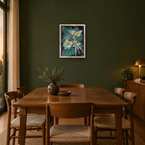 Pu&ograve; includere: Un'opera d'arte da parete rettangolare incorniciata che presenta un'illustrazione botanica di fiori arancioni e foglie verde scuro su sfondo nero. L'opera &egrave; racchiusa in una cornice di legno chiaro ed &egrave; esposta su una parete verde oliva scuro.