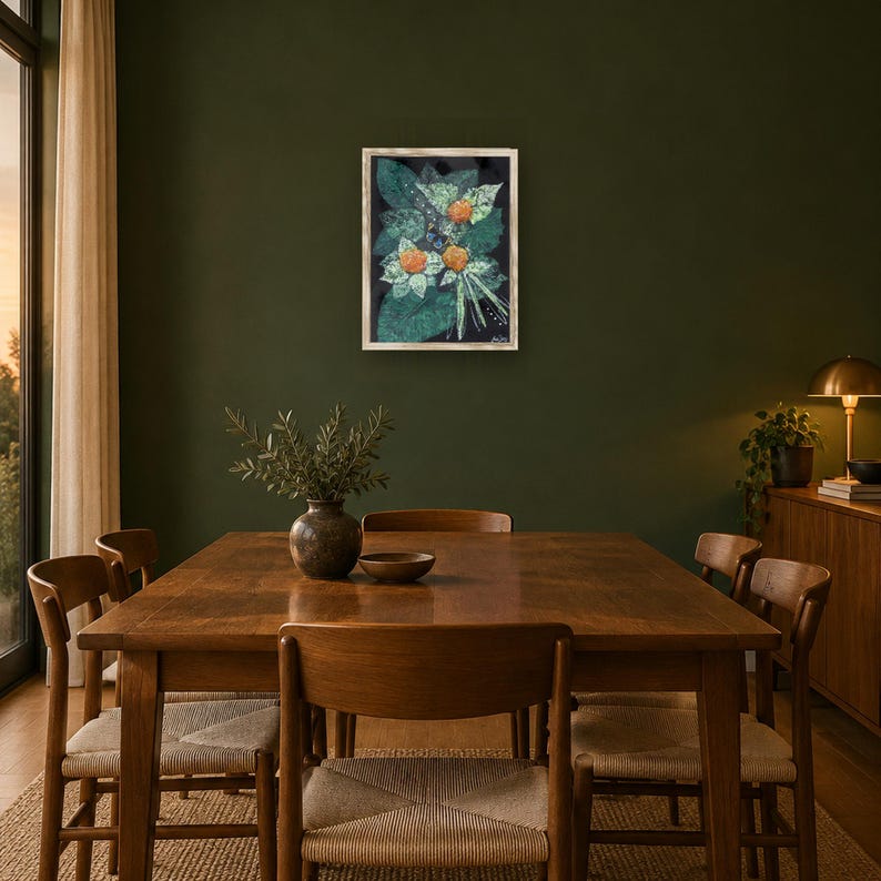 Pu&ograve; includere: Un'opera d'arte da parete rettangolare incorniciata che presenta un'illustrazione botanica di fiori arancioni e foglie verde scuro su sfondo nero. L'opera &egrave; racchiusa in una cornice di legno chiaro ed &egrave; esposta su una parete verde oliva scuro.