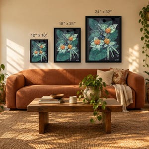 Pu&ograve; includere: Tre stampe d'arte da parete incorniciate con un'illustrazione botanica scura di fiori arancioni e foglie verdi. Le stampe sono esposte nelle dimensioni 30 cm per 41 cm, 46 cm per 61 cm e 61 cm per 81 cm su una parete.