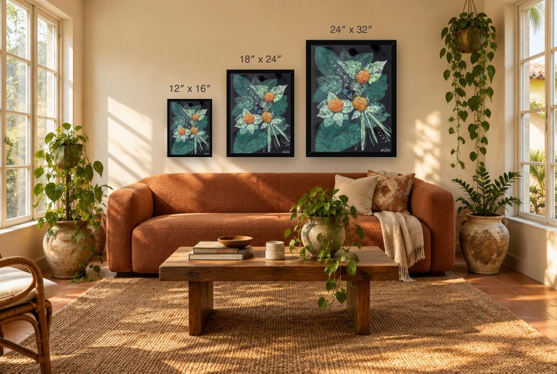 Pu&ograve; includere: Tre stampe d'arte da parete incorniciate con un'illustrazione botanica scura di fiori arancioni e foglie verdi. Le stampe sono esposte nelle dimensioni 30 cm per 41 cm, 46 cm per 61 cm e 61 cm per 81 cm su una parete.
