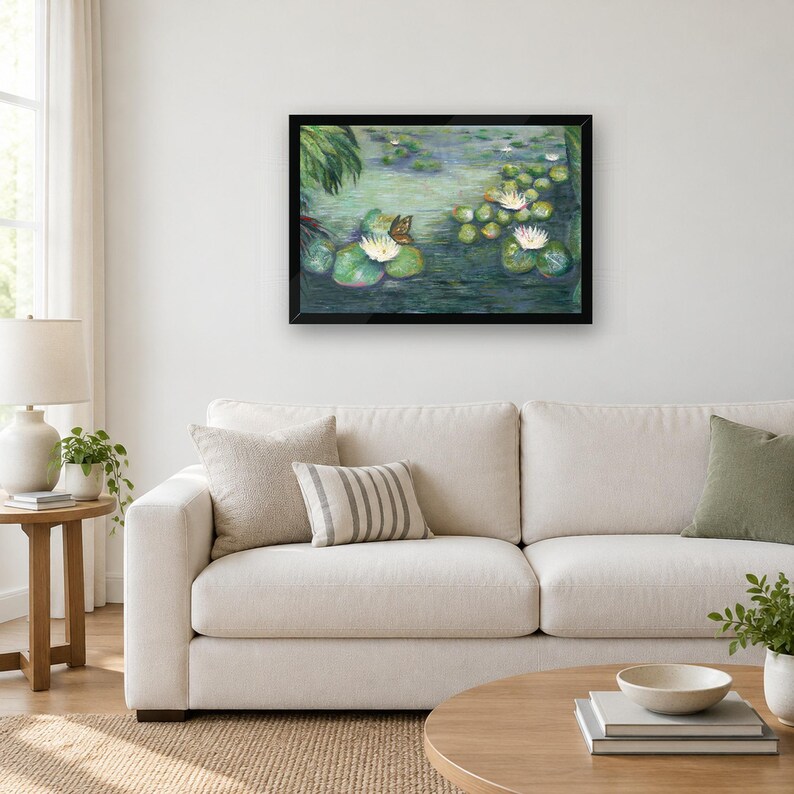 K&ouml;nnte beinhalten: Ein gerahmter, rechteckiger Wandkunstdruck mit einem impressionistischen Gem&auml;lde eines Teichs mit gr&uuml;nen Seerosenbl&auml;ttern, wei&szlig;en Seerosen und einem kleinen braunen Schmetterling auf einer Bl&uuml;te vor einer dunklen, strukturierten Wasseroberfl&auml;che.