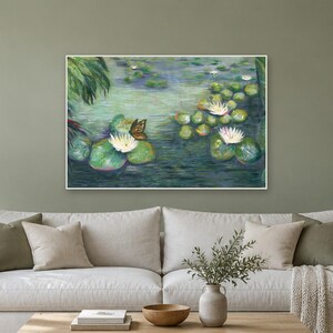 K&ouml;nnte beinhalten: Ein gerahmter horizontaler Wandkunstdruck, der eine Teichszene mit wei&szlig;en Seerosen, gr&uuml;nen Seerosenbl&auml;ttern und einem braunen Schmetterling auf einem Blatt zeigt. Das Gem&auml;lde weist strukturierte Pinselstriche in Gr&uuml;n-, Blau- und Wei&szlig;t&ouml;nen auf.