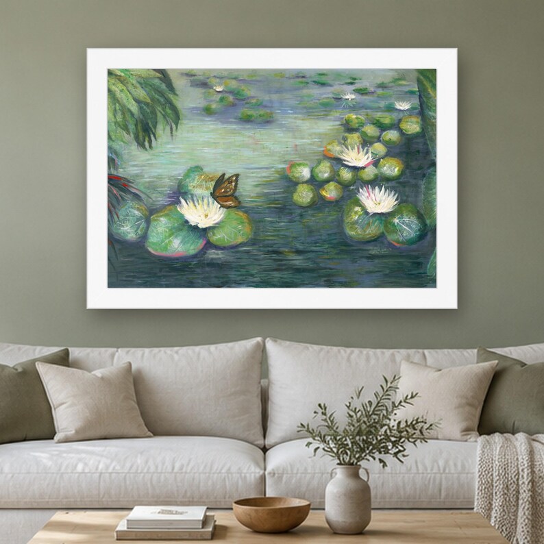 K&ouml;nnte beinhalten: Ein gerahmter horizontaler Wandkunstdruck, der eine Teichszene mit gr&uuml;nen Seerosenbl&auml;ttern, wei&szlig;en Seerosen und einem braunen Schmetterling auf einem Blatt zeigt. Das Gem&auml;lde weist tiefe gr&uuml;ne und blaue Wassert&ouml;ne mit weichen Pinselstrichen auf.