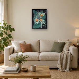 Pu&ograve; includere: Un'opera d'arte murale rettangolare incorniciata con uno sfondo scuro, tre elementi floreali circolari di colore arancione vivace circondati da foglie e fogliame verde testurizzato, il tutto racchiuso in una semplice cornice nera su una parete neutra.