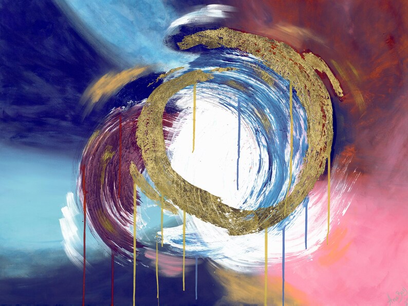 Puede incluir: Una pintura abstracta que presenta una pincelada circular central de pan de oro rodeada por capas arremolinadas de pintura azul profundo, magenta y blanca. Goteos verticales de pintura dorada, azul y roja se extienden hacia abajo.