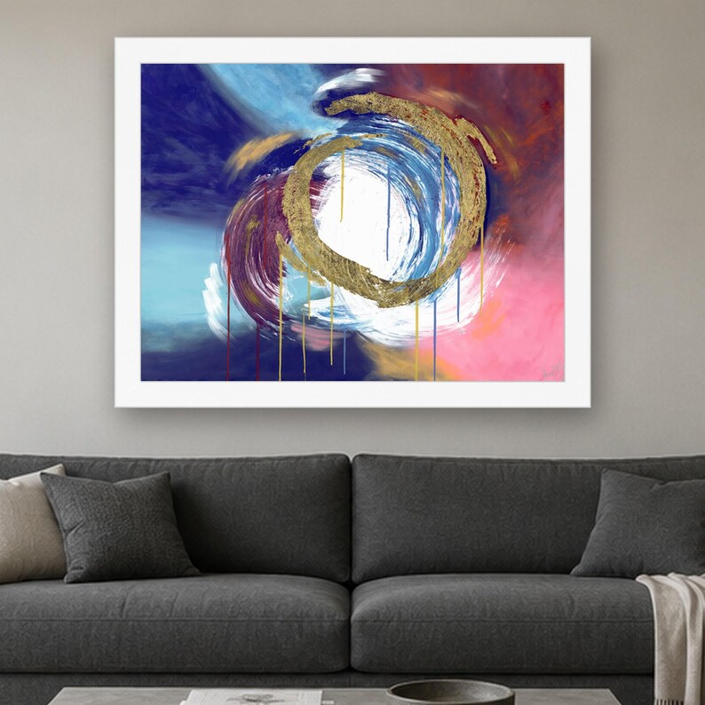 Puede incluir: Una impresi&oacute;n de arte mural rectangular que presenta una composici&oacute;n abstracta con una pincelada circular dorada central. El fondo muestra capas mezcladas de pintura azul profundo, magenta, blanco y azul claro con gotas verticales de oro y azul.