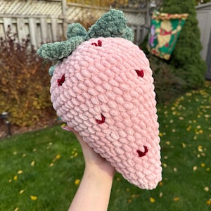 Almohada de crochet con fresas, linda y coqueta decoración