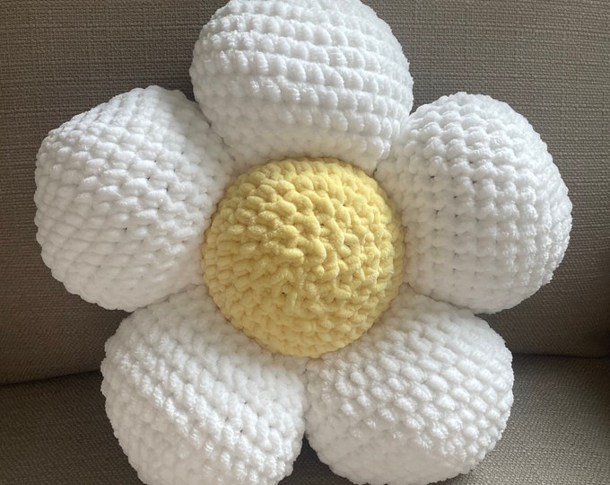 Daisy Flower Crochet Decorative Pillow