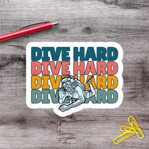 Adesivo in vinile divertente da 2 a 6 pollici con scritta "Dive Hard Scuba Divemaster" / Confezione da 1 a 75 pezzi