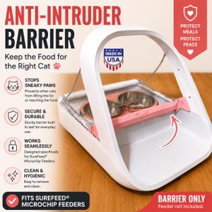 Puede incluir: Una barrera anti-intrusos de plástico blanco para comederos con microchip SureFeed. El dispositivo cuenta con una cubierta arqueada transparente, una barra horizontal rosa con la etiqueta Front y un emblema de Made in USA.