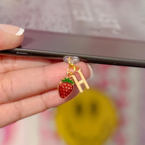 Charm para Kindle de fresa, funda USB-C con inicial personalizada