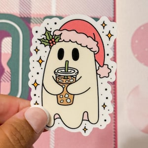 Autocollant fantôme de vacances, fantôme mignon en bonnet de Noel tenant du café glacé, autocollant en vinyle imperméable, autocollants de décoration de Noël, sticker kindle