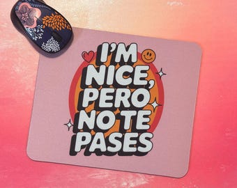 Alfombrilla de ratón rosa con la frase "Soy amable, pero no te pases", divertida alfombrilla de ratón en spanglish, tapete de escritorio latino, bonita decoración de oficina, regalo estético para ella