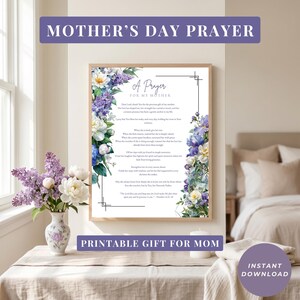 Może przedstawiać: Oprawiony wydruk z tekstem "Mother's Day Prayer" i "A Prayer for My Mother". Wydruk jest ozdobiony kompozycjami kwiatowymi w odcieniach bieli, fioletu i niebieskiego. Widoczne są również słowa "Printable Gift for Mom" i "Instant Download".