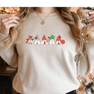 Sudadera de gnomos navideños: cuello redondo con gráfico navideño