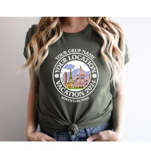 K&ouml;nnte beinhalten: Ein gr&uuml;nes T-Shirt mit einem wei&szlig;en Kreisdesign, das eine Stadtlandschaft mit dem Eiffelturm und dem Text "Your Group Name Your Location Vacation 2024 Adventure Time" zeigt.