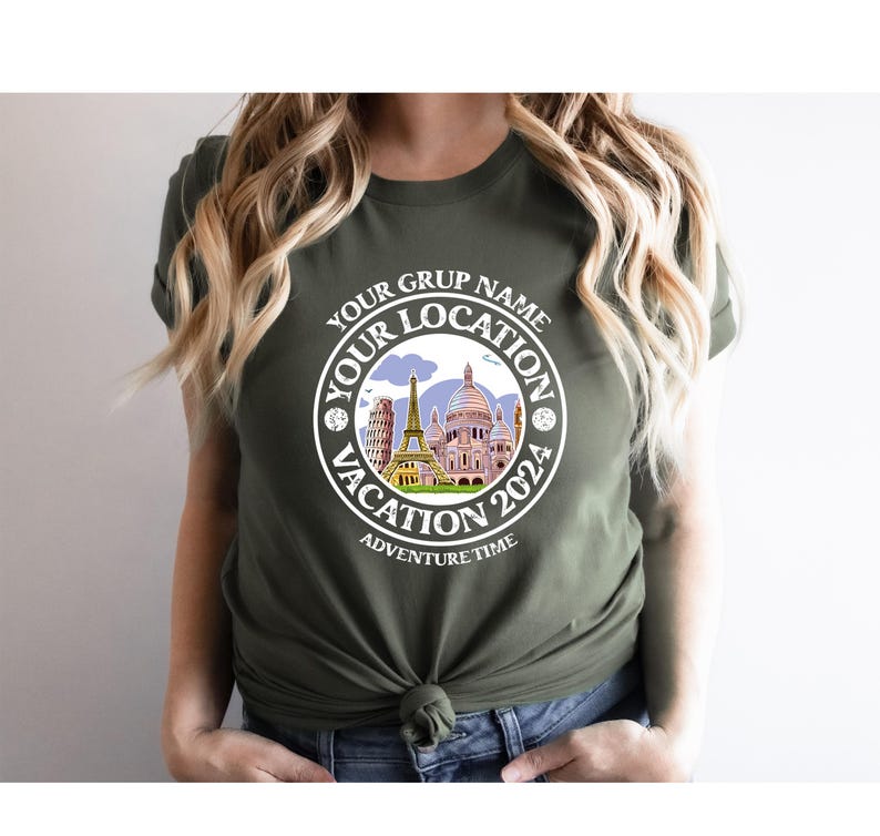 K&ouml;nnte beinhalten: Ein gr&uuml;nes T-Shirt mit einem wei&szlig;en Kreisdesign, das eine Stadtlandschaft mit dem Eiffelturm und dem Text "Your Group Name Your Location Vacation 2024 Adventure Time" zeigt.