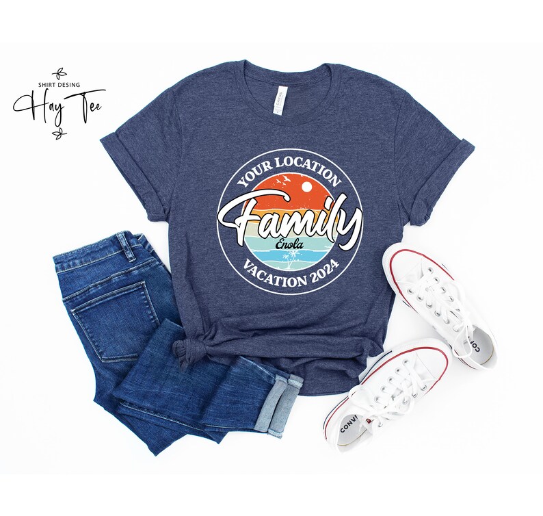 K&ouml;nnte beinhalten: Ein marineblaues T-Shirt mit einem wei&szlig;en Kreis-Motiv, auf dem "Your Location Family Vacation 2024" mit einem Sonnenuntergang und Palmen steht. Der Text "Enola" befindet sich innerhalb des Kreises.