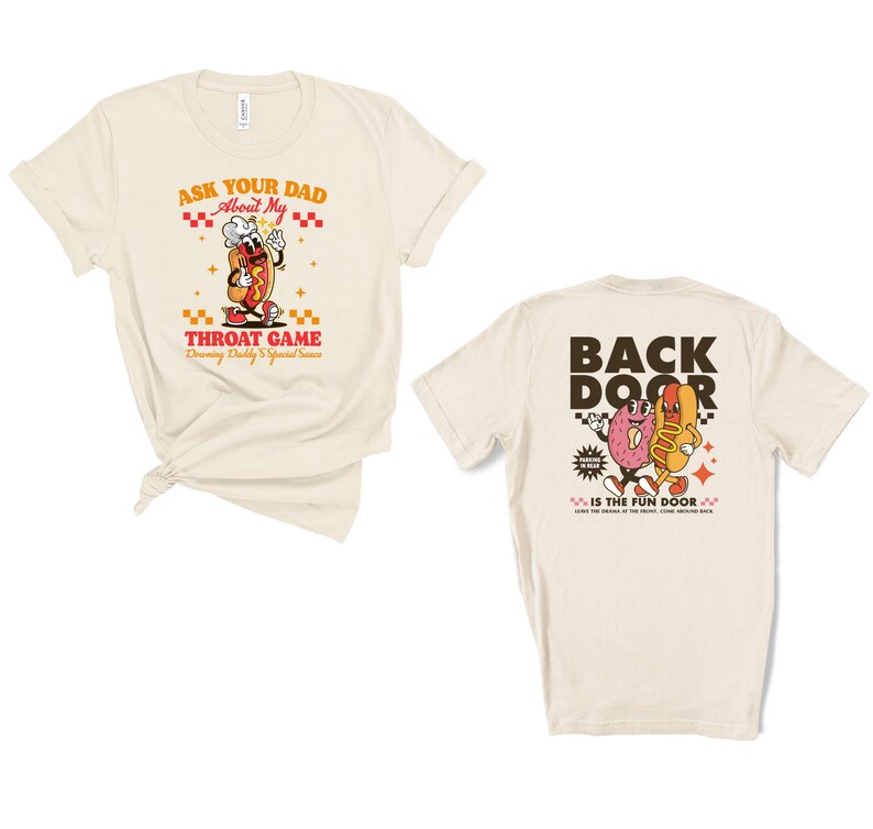 Puede incluir: Dos camisetas color crema. Una presenta un perrito caliente de dibujos animados con el texto "ASK YOUR DAD About My THROAT GAME Drawing Daddy's Special Sauce". La otra camiseta tiene un perrito caliente de dibujos animados y un donut de gelatina con el texto "BACK DOOR IS THE FUN DOOR."