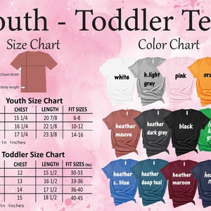 K&ouml;nnte beinhalten: Gr&ouml;&szlig;entabelle f&uuml;r Jugend- und Kleinkind-T-Shirts. Die Tabelle zeigt die Gr&ouml;&szlig;en, Brustumfang in Zoll, L&auml;nge in Zoll und passende Gr&ouml;&szlig;en in Zoll oder Pfund. Die Farbtabelle zeigt 12 verschiedene T-Shirt-Farben, darunter Wei&szlig;, Hellgrau, Rosa, Orange, Heidekraut-Mauve, Heidekraut-Dunkelgrau, Schwarz, Irisch-Kelly-Gr&uuml;n, Heidekraut-C. Blau, Heidekraut-Tiefblau, Heidekraut-Kastanienbraun und Heidekraut-Marineblau.