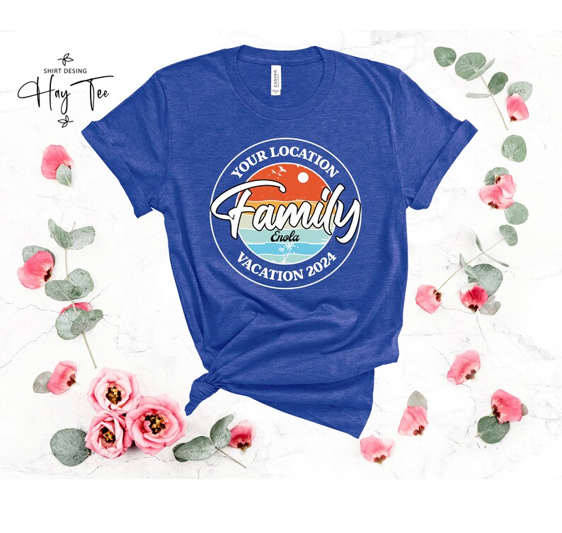 K&ouml;nnte beinhalten: Ein k&ouml;nigsblaues T-Shirt mit einem wei&szlig;en Kreis-Motiv, auf dem "Your Location Family Vacation 2024" steht, mit einem Sonnenuntergang und Palmen im Kreis. Der Text "Enola" befindet sich im Kreis.