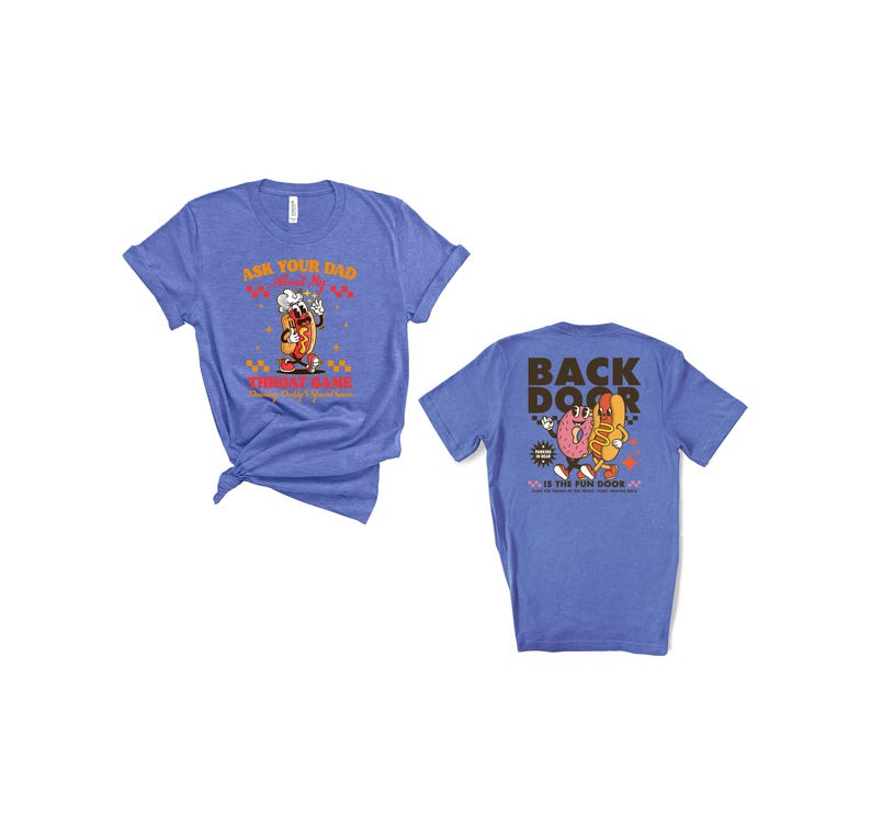 Puede incluir: Dos camisetas azules con dise&ntilde;os gr&aacute;ficos. Una camiseta presenta un perrito caliente de dibujos animados con el texto "Ask Your Dad About Funny Game". La otra camiseta tiene un perrito caliente y una rosquilla de dibujos animados con el texto "Back Door Is The Fun Door".
