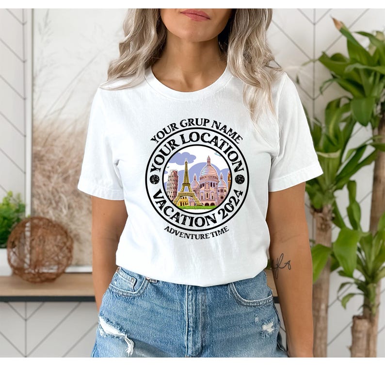 K&ouml;nnte beinhalten: Wei&szlig;es T-Shirt mit einem schwarzen Kreis-Motiv, das eine Stadtlandschaft mit dem Text "Your Grup Name Your Location Vacation 2024 Adventure Time" zeigt.