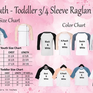 K&ouml;nnte beinhalten: Gr&ouml;&szlig;entabelle f&uuml;r Jugend- und Kleinkind-Raglan-Shirts mit 3/4-&Auml;rmeln. Die Tabelle zeigt die Gr&ouml;&szlig;en, Brustumfang in Zoll und L&auml;ngen in Zoll. Die Farbtabelle zeigt vier verschiedene Farbkombinationen: Schwarz und Wei&szlig;, Pfirsich und Wei&szlig;, Denim und Wei&szlig; sowie Wei&szlig; und Schwarz.