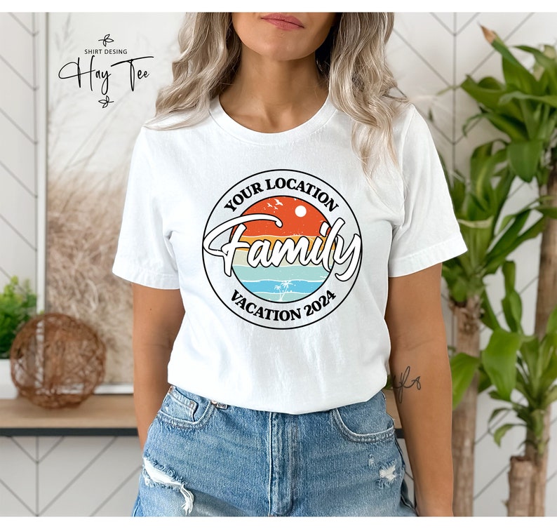 K&ouml;nnte beinhalten: Wei&szlig;es T-Shirt mit einem Retro-Kreis-Motiv, auf dem "Your Location Family Vacation 2024" steht.
