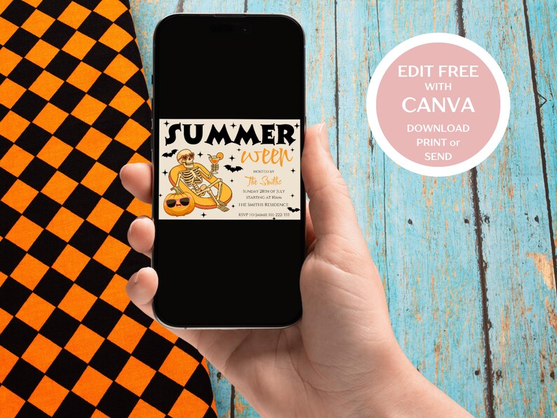 Pode incluir: Um smartphone exibe um convite "Summer Ween" com um esqueleto relaxando em uma boia, uma ab&oacute;bora e morcegos. O convite est&aacute; em um fundo preto com tecido xadrez laranja e preto.