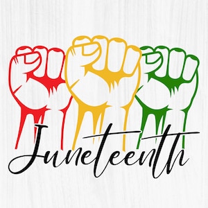 Puede incluir: Tres puños levantados en rojo, amarillo y verde, simbolizando la unidad y la fuerza. La palabra "Juneteenth" está escrita en cursiva negra debajo de los puños.