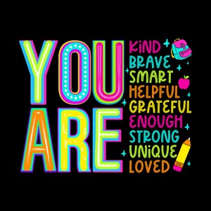 Pu&ograve; includere: Testo grafico colorato che recita "YOU ARE" con un elenco di attributi positivi tra cui gentile, coraggioso, intelligente, utile, grato, abbastanza, forte, unico e amato. La grafica include anche uno zaino, una mela e una matita.