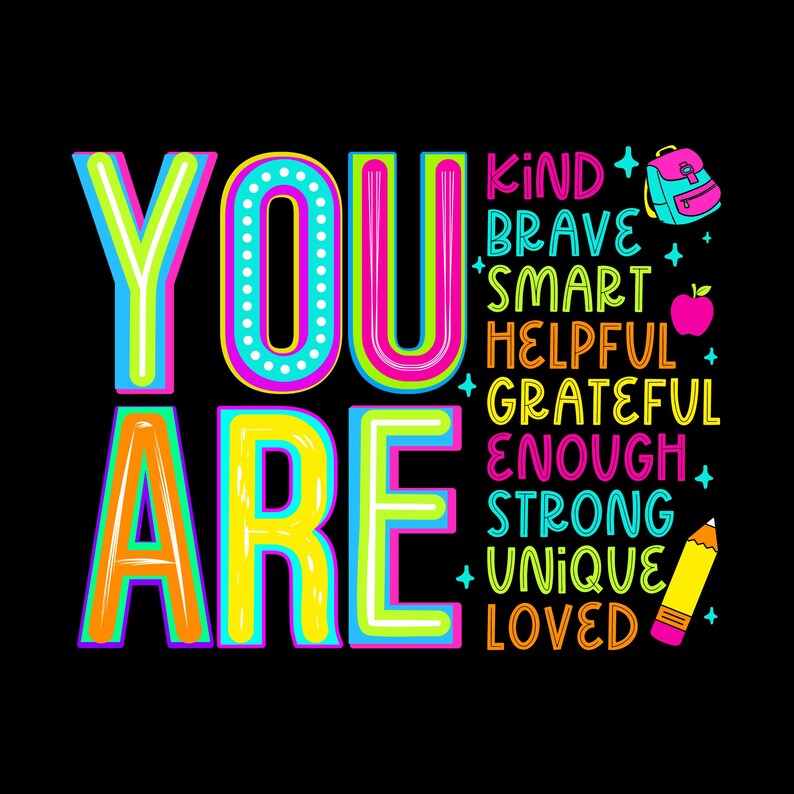 Pu&ograve; includere: Testo grafico colorato che recita "YOU ARE" con un elenco di attributi positivi tra cui gentile, coraggioso, intelligente, utile, grato, abbastanza, forte, unico e amato. La grafica include anche uno zaino, una mela e una matita.