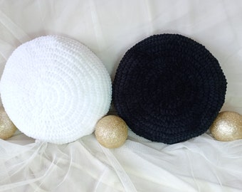 Coussin rond au crochet, noir blanc, coussin décoratif, décoration d'intérieur, best-seller, décoration d'intérieur minimaliste, coussin boule scandinave