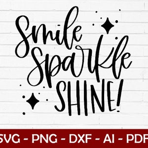 Puede incluir: Diseño gráfico en blanco y negro con el texto "Smile Sparkle Shine!" con pequeñas estrellas alrededor del texto.