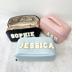 Bolsa de maquillaje de cuero personalizada, bolsa de cosméticos con nombre y letras de chenilla personalizada, regalos de dama de honor, regalo de despedida de soltera, regalo para novia