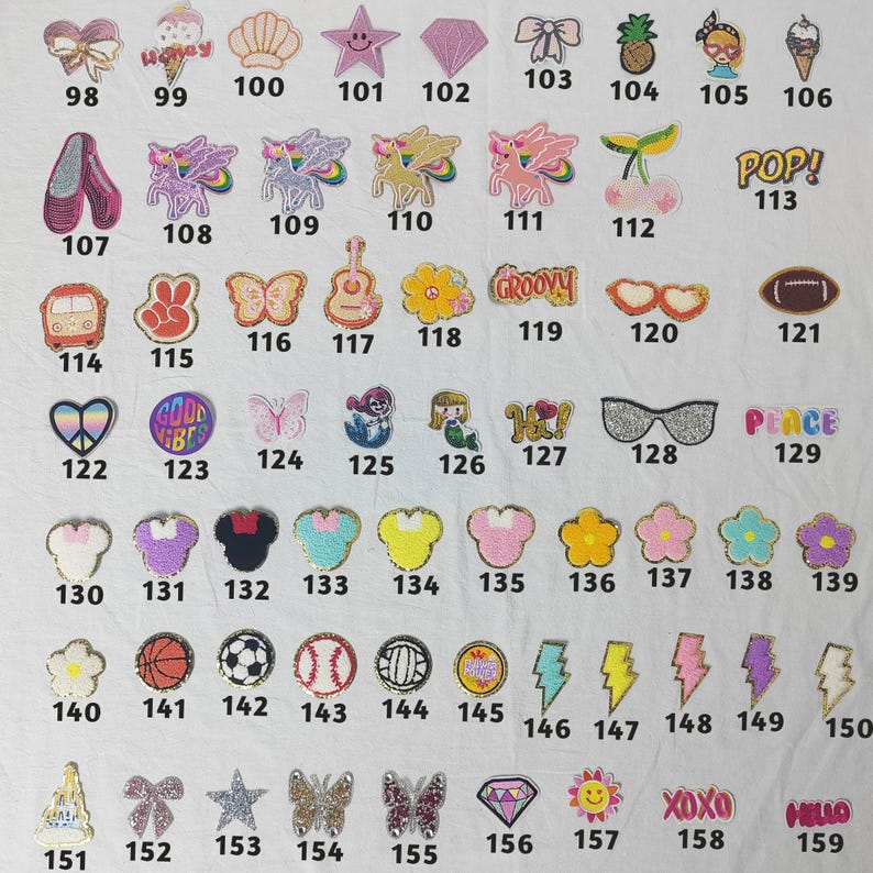 Peut inclure: Une collection de patchs d&eacute;coratifs de diff&eacute;rentes formes et couleurs, dont un n&oelig;ud, une glace, un coquillage, une &eacute;toile, un diamant, une licorne, une ananas et des cerises. Chaque patch est num&eacute;rot&eacute; de 98 &agrave; 159.